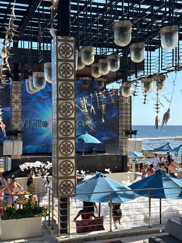 Foam party draws beachgoers to Kuta Selatan club