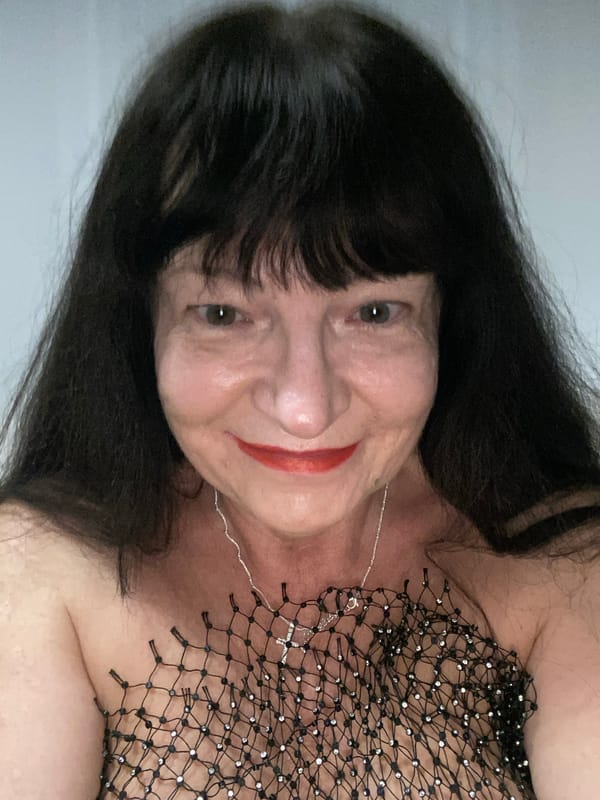Evening at home: outfit photos and cash spreads in Novi Petrivtsi