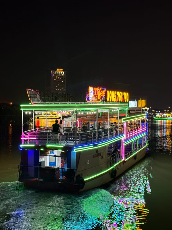 Evening river cruise boats light up Han River in Đà Nẵng