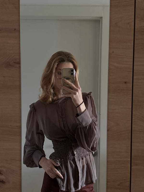 Woman takes mirror selfies in Kragujevac apartment