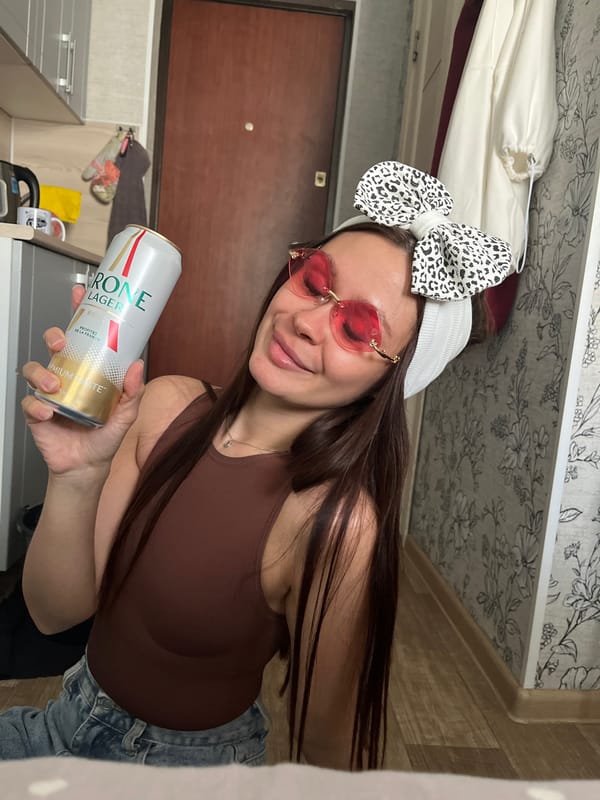 Casual selfie session in Kazan with standout accessories