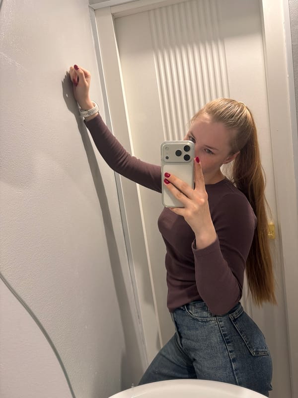 Woman takes bathroom selfies in Berezniki, Russia