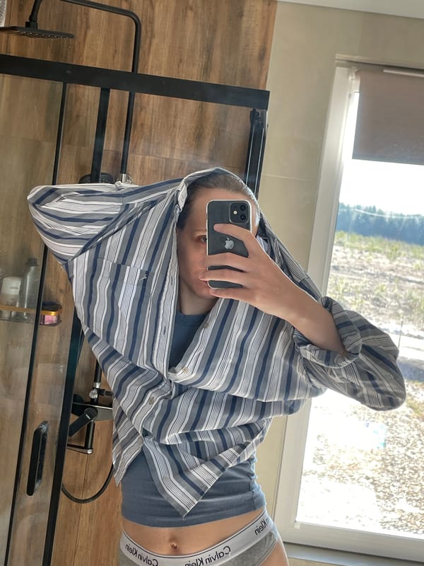 Mirror selfie captured in Podshivalovo bathroom early morning