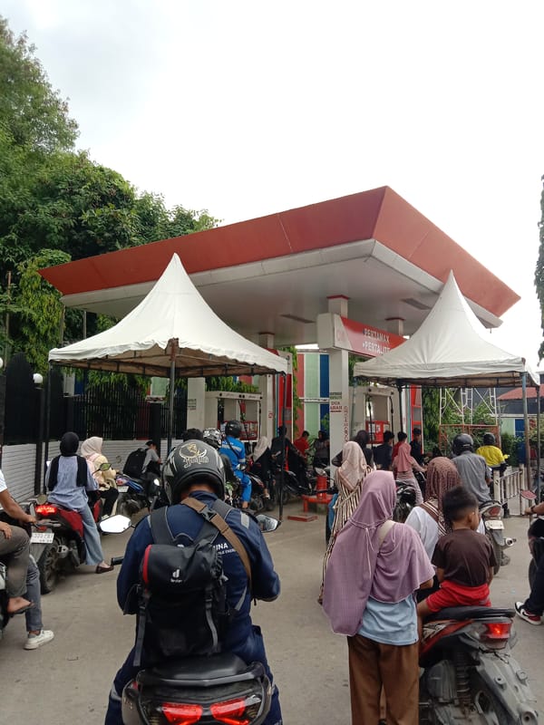 Long fuel queues observed at Lhokseumawe gas station