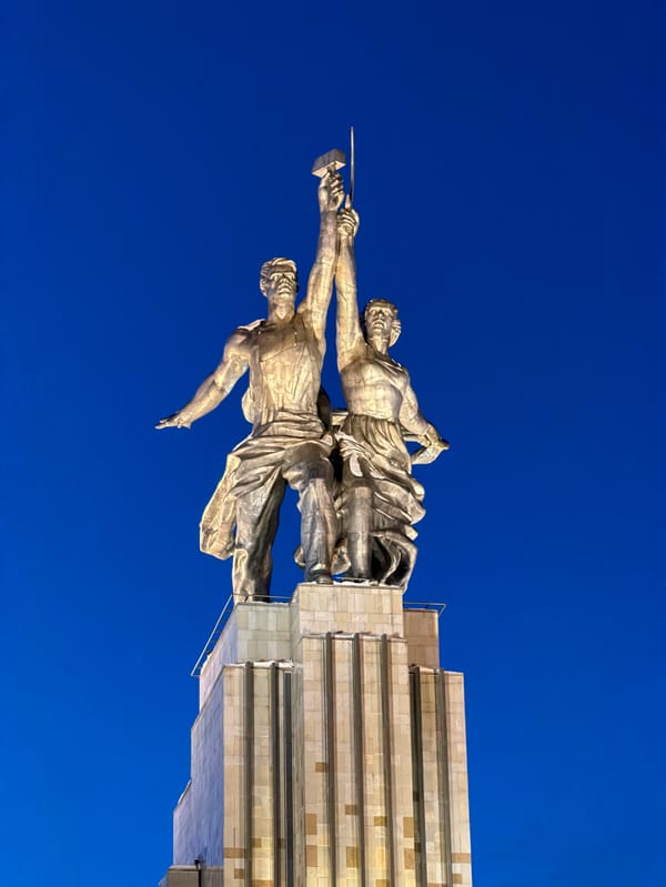 Photographer documents Moscow monuments at VDNKh during twilight