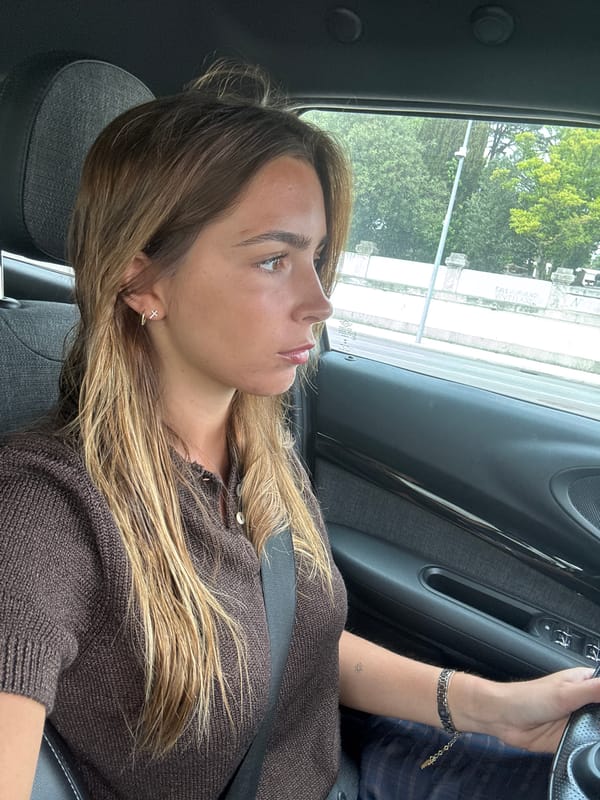 Woman observed in car wearing seatbelt in Porto