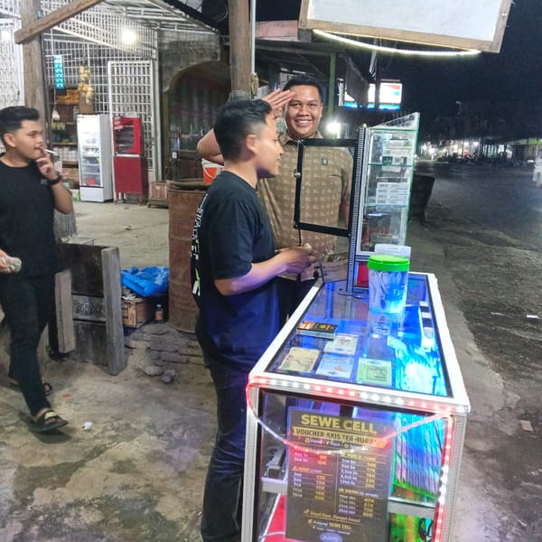 Evening street life: kiosks, coffee, and casual downtime