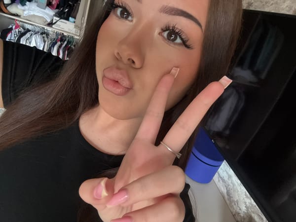 Woman documents morning routine through selfies in Naberezhnye Chelny