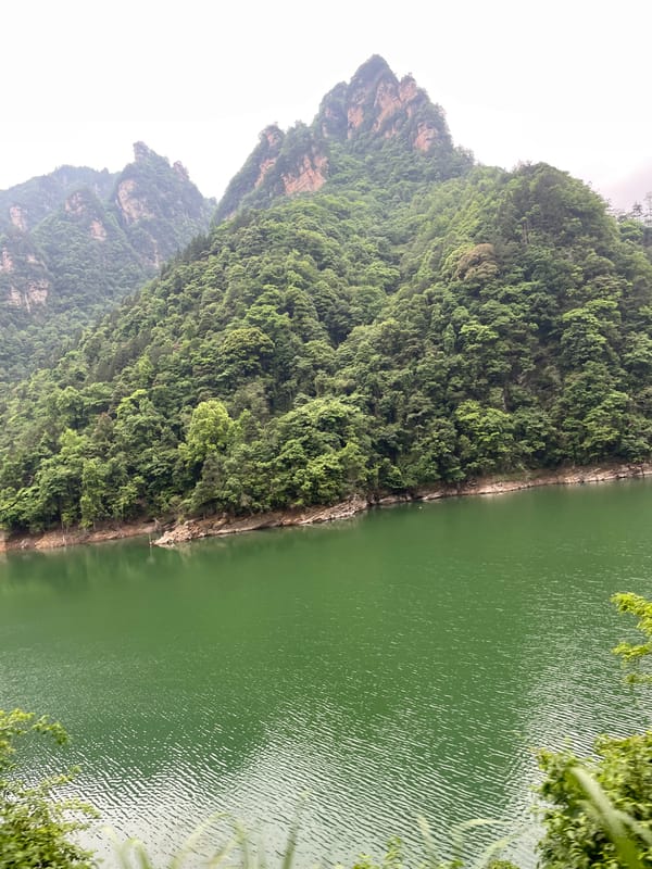 Tourist captures misty Baofeng Lake views in China's Wulingyuan