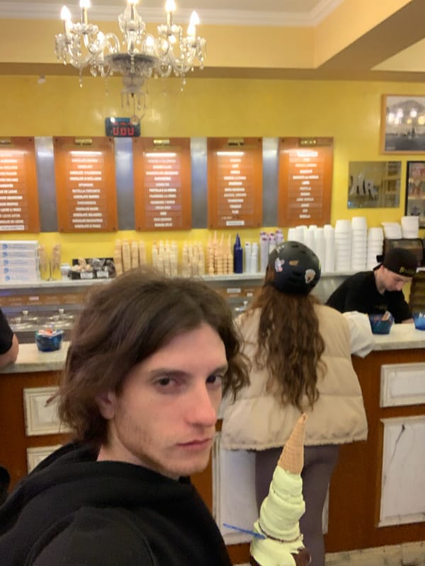 Late-night ice cream service observed at Buenos Aires shop
