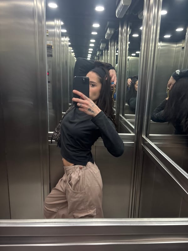 Woman takes elevator selfie in Buenos Aires