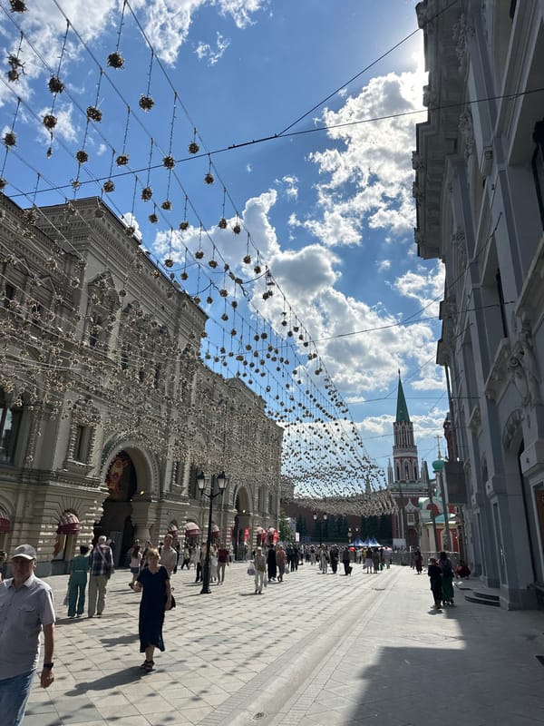 Morning walkabout captures everyday Moscow street life and architecture
