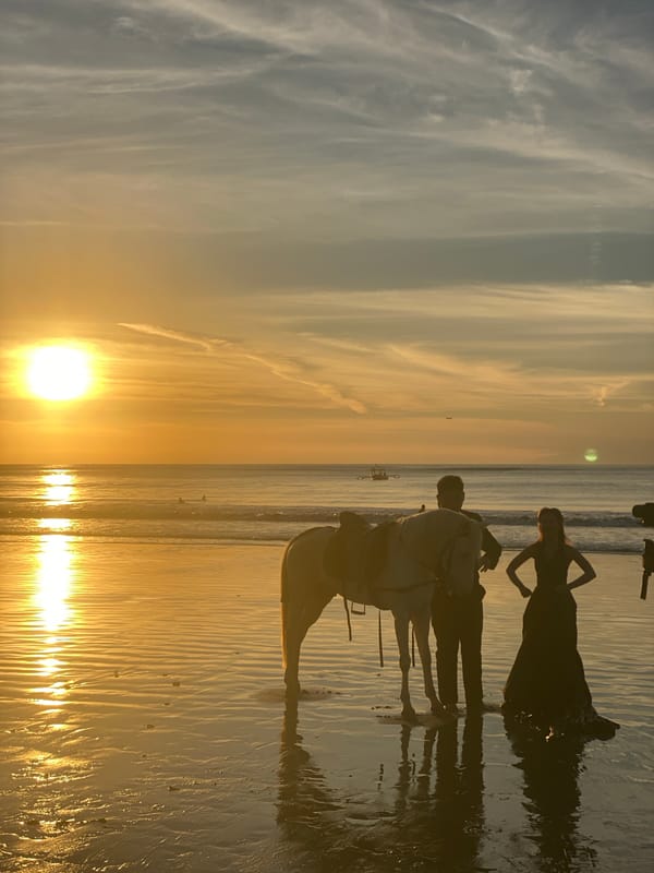 Sunset beach gathering draws crowds in Kuta Selatan