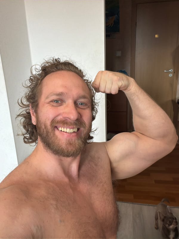 Man enjoys breakfast, flexes at Saint Petersburg home