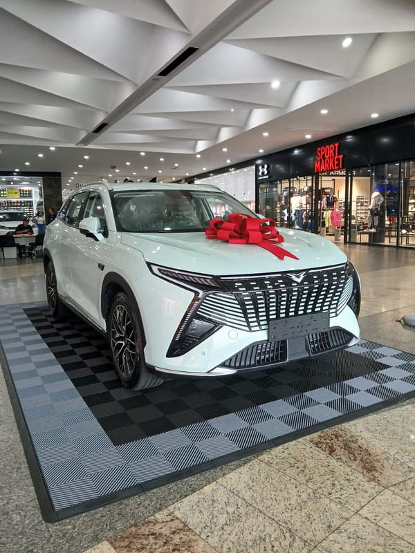 Evening street life and vehicle display documented in Ciudad Guayana