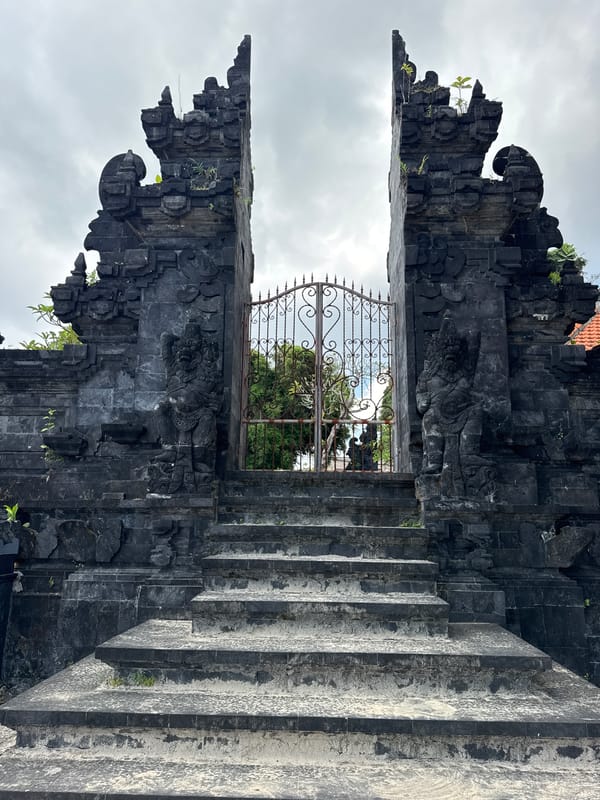 Tourist captures Balinese temples, beaches, daily life in Kuta Selatan