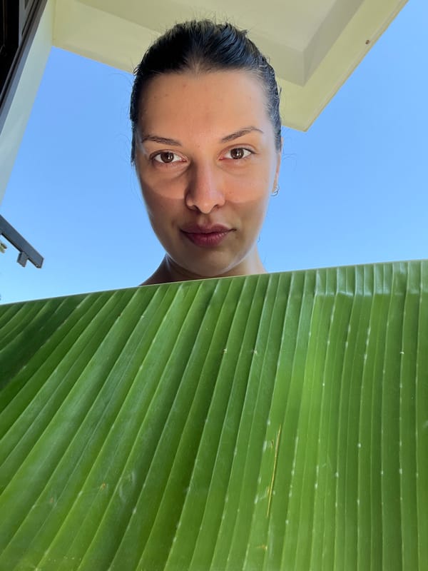 Casual selfie session across indoor and outdoor spots in Đà Nẵng