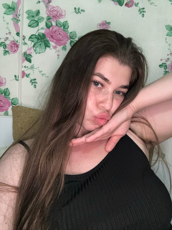 Bedroom selfie session in Мещёры, mixed lighting and angles