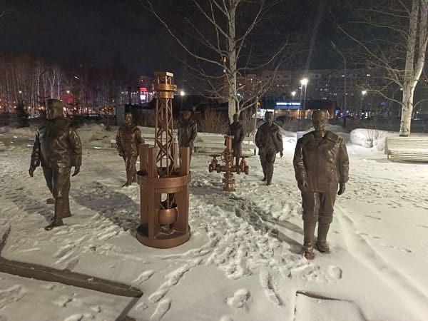 Evening snapshots capture ordinary moments across Nizhnevartovsk, Russia