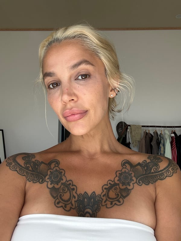 Blonde woman with floral tattoo spotted in Kuta bedroom