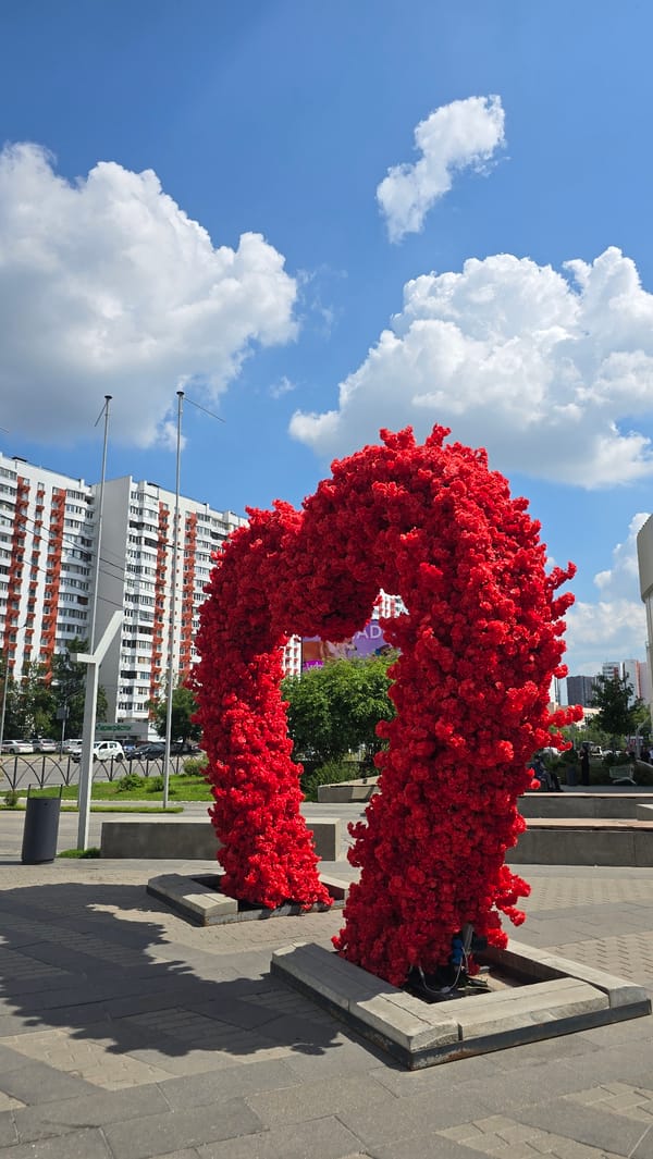 Khoroshyovskaya metro station, red heart sculpture, and landscape art panels