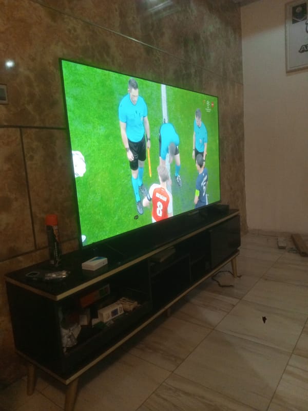 PSG-Arsenal soccer match broadcast observed on television, 0-0 score