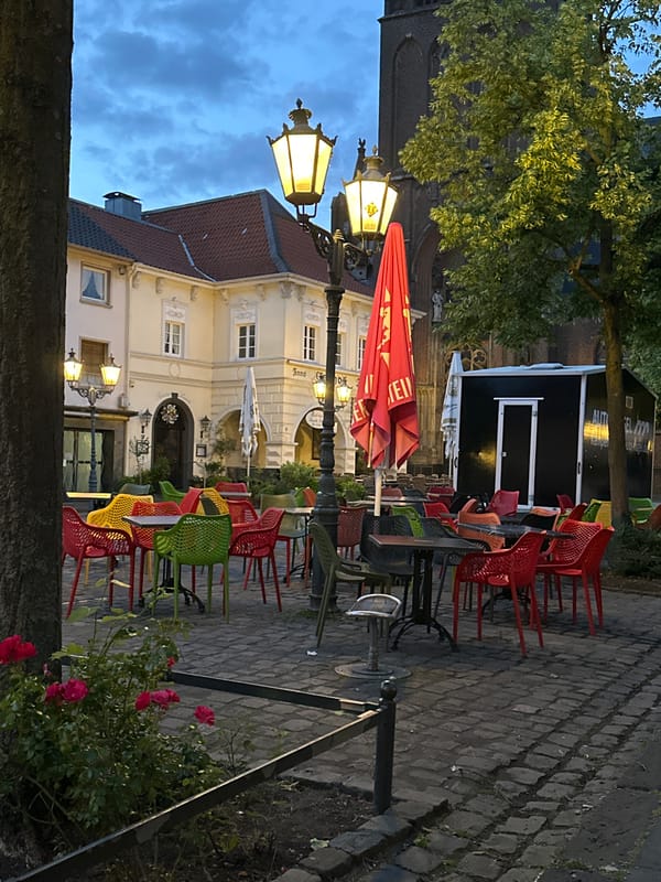 Evening stroll documented through historic Krefeld streets at dusk