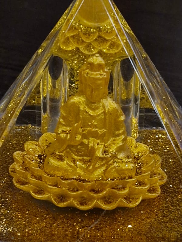 Decorative Buddha figurines and carved keepsakes in Yerino