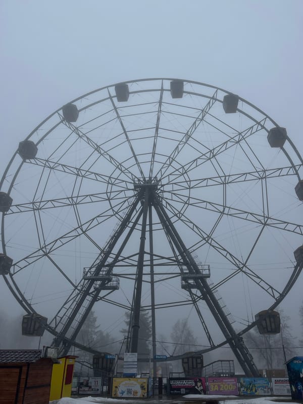 Dense fog engulfs Neftekamsk amusement park early morning