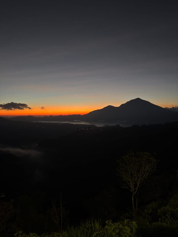 Dawn Views of Mount Batur Documented in Kintamani