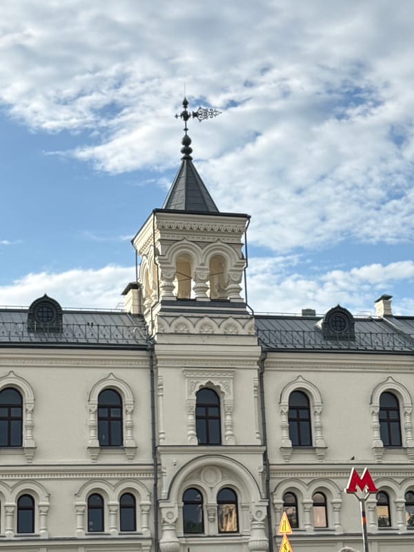 Afternoon stroll through Moscow's historic Novo-Basmannaya district