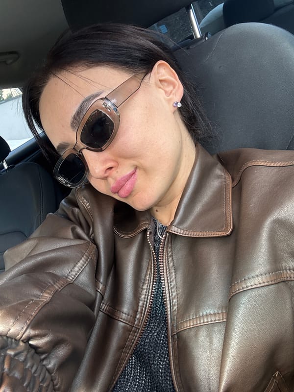 Driver takes selfies in car in Tbilisi