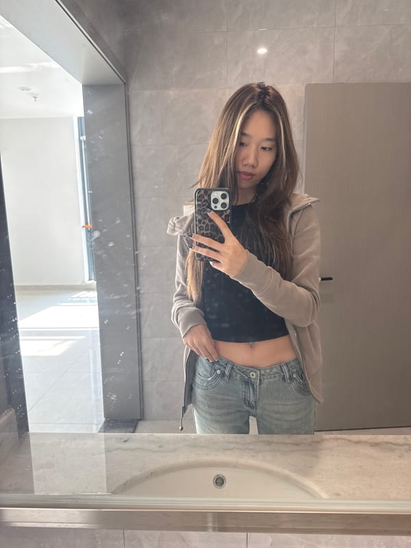 Woman photographed in portrait session in Nan'an District