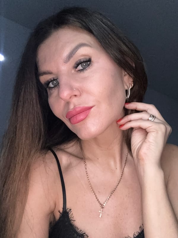 Woman documents early morning routine through selfies in Chaikovsky