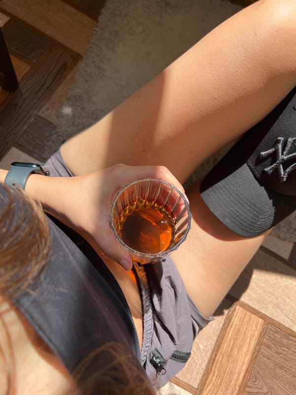 Sunny morning hangout in Tolyatti with drinks and selfies