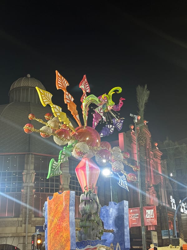 Festival installations light up Alicante's Rambla de Méndez Núñez at night