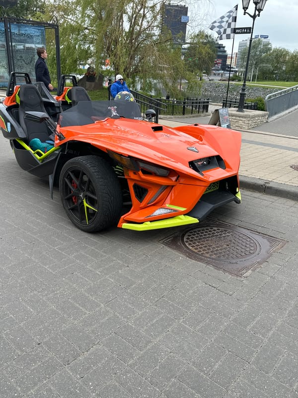Polaris Slingshot vehicles spotted in downtown Minsk near landmarks