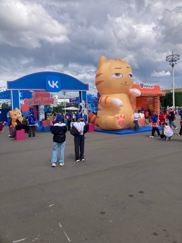 Moscow VDNKh hosts inflatable cat event, draws crowds