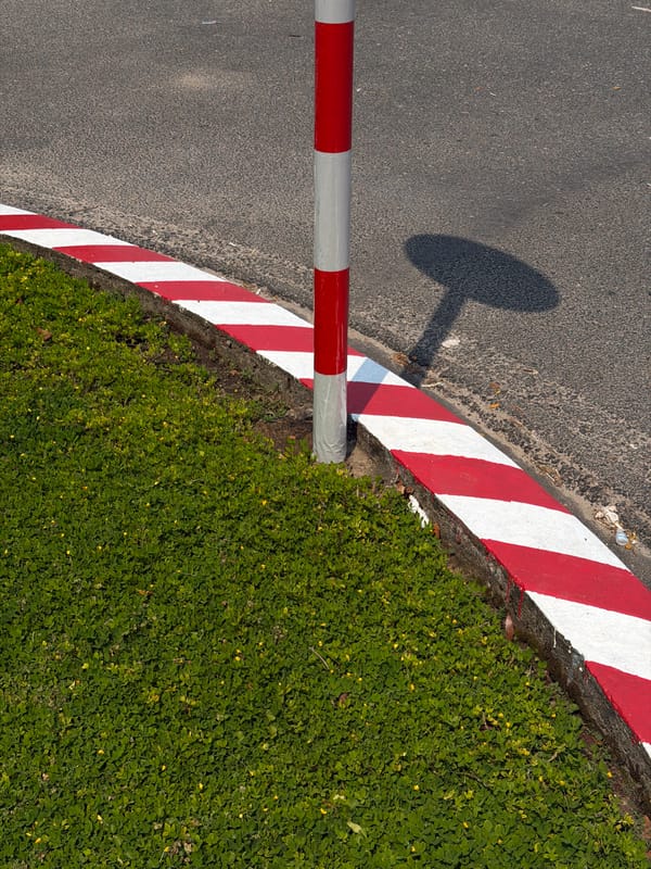 Morning street documentation captures everyday Đà Nẵng urban details