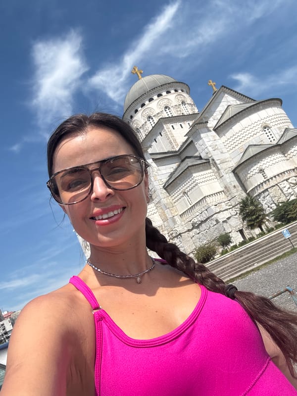 Morning drive and sightseeing near a domed landmark at 30°C