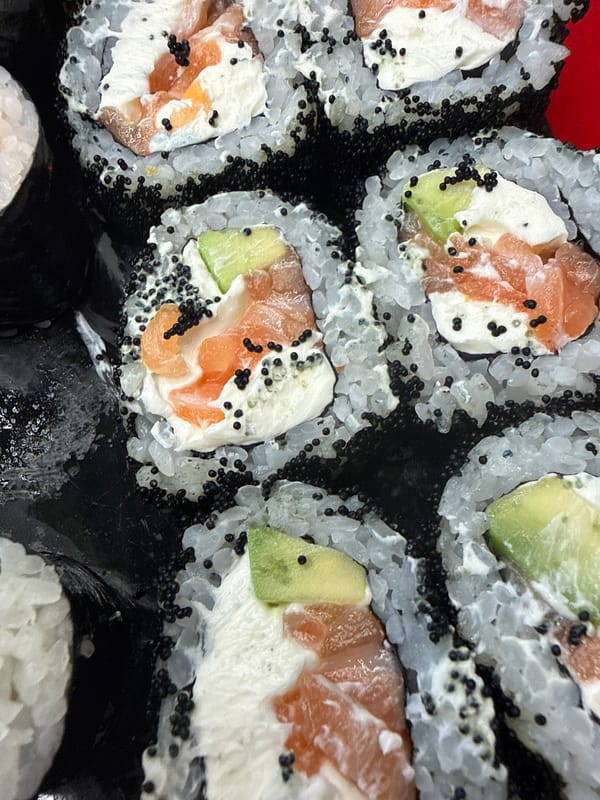 Couple enjoys sushi lunch at Moscow food court