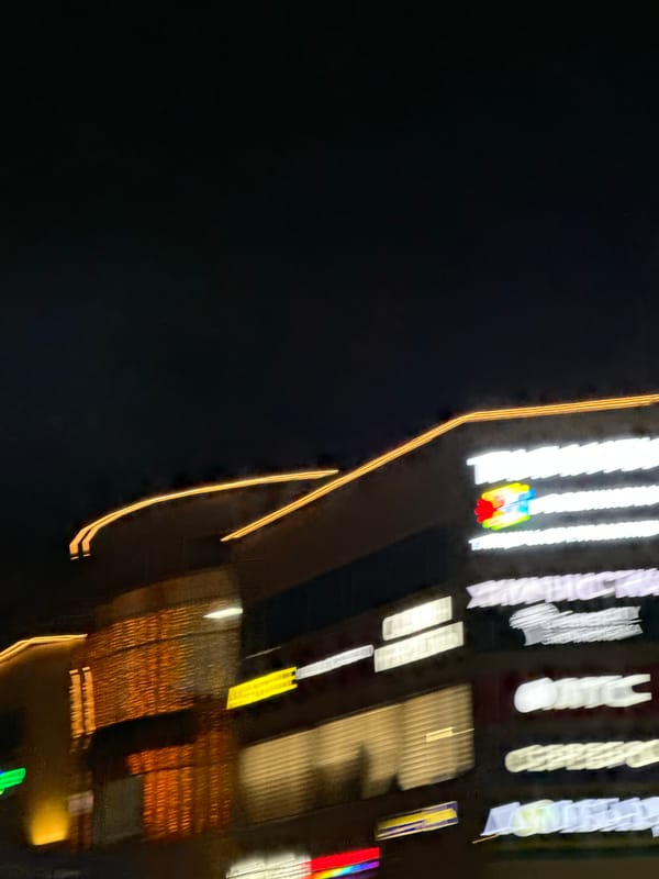 Moscow witness documents routine retail, residential scenes over afternoon hours