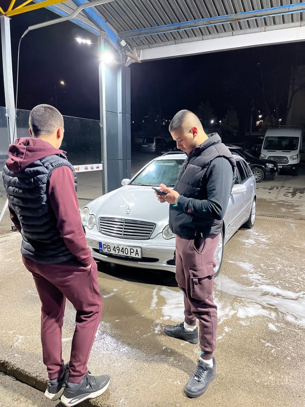 Person spotted at car wash with Mercedes in Karlovo
