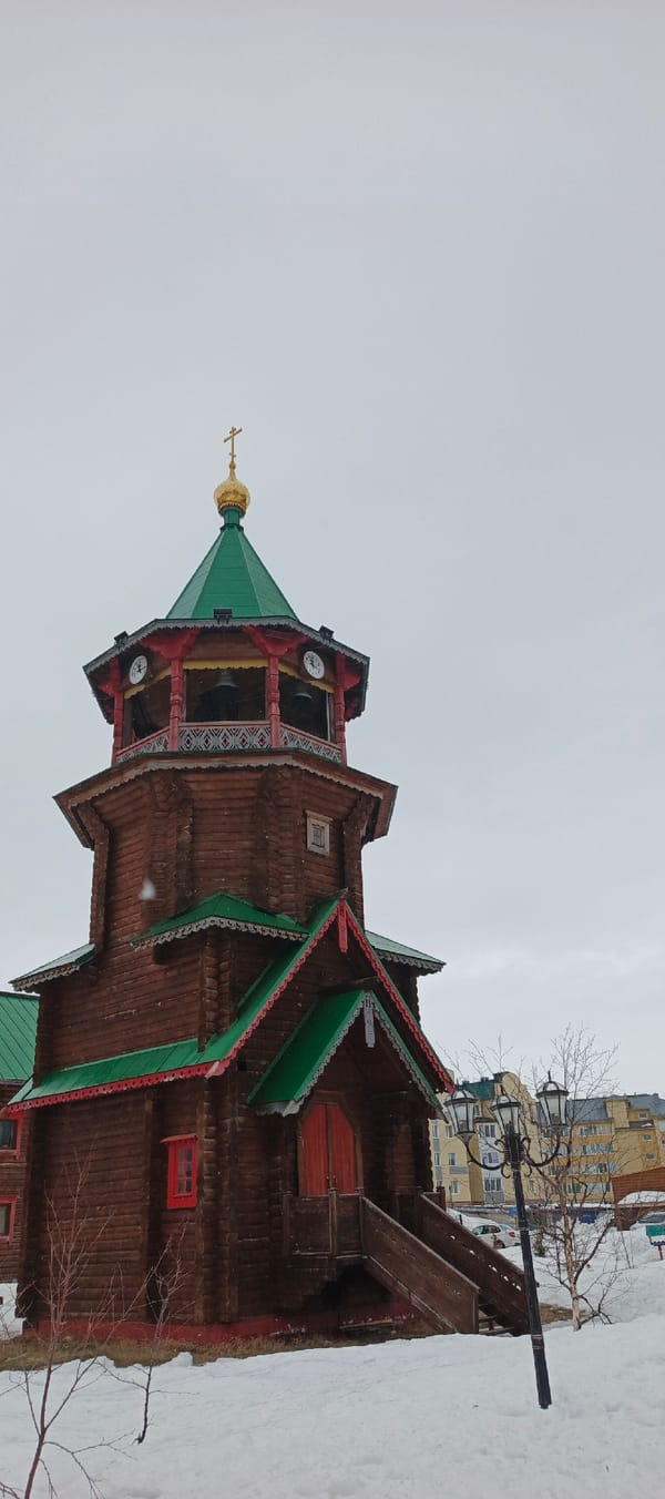 Tourist documents Orthodox church and public art in Nar'yan-Mar