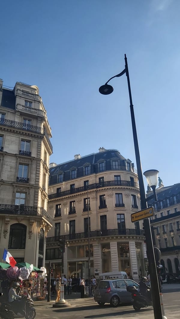 Shopping and sightseeing around Galeries Lafayette, central Paris