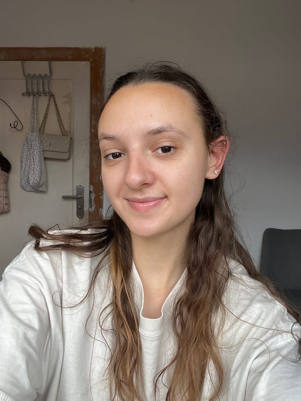 Woman packing belongings in boxes captured in Saarbrücken selfies