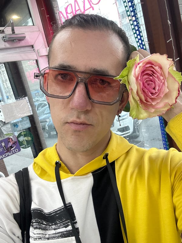 Man photographed twice in Saratov during afternoon hours