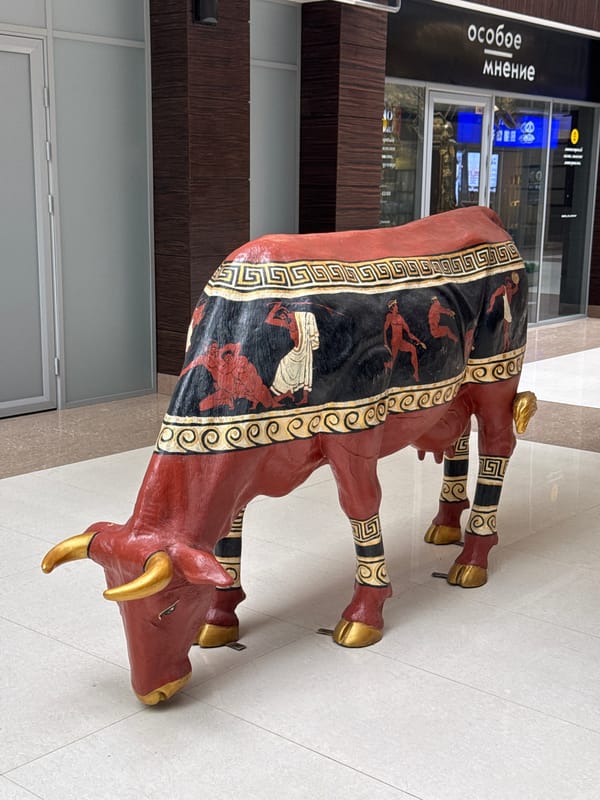 Art installations and everyday moments inside a Moscow mall