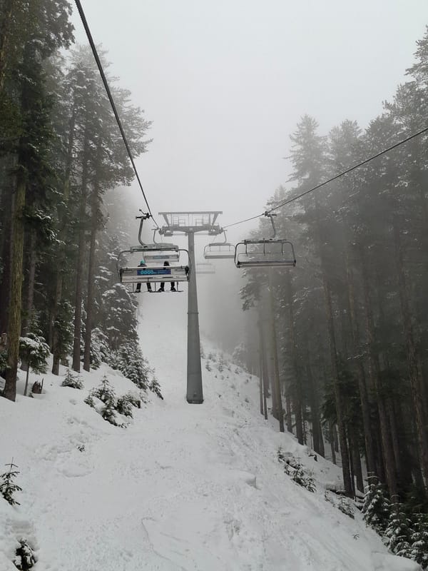 Foggy ski lift operations continue in Bansko resort