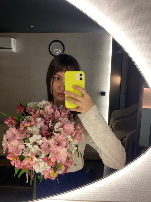 Everyday moments captured in Votkinsk: flowers and construction equipment